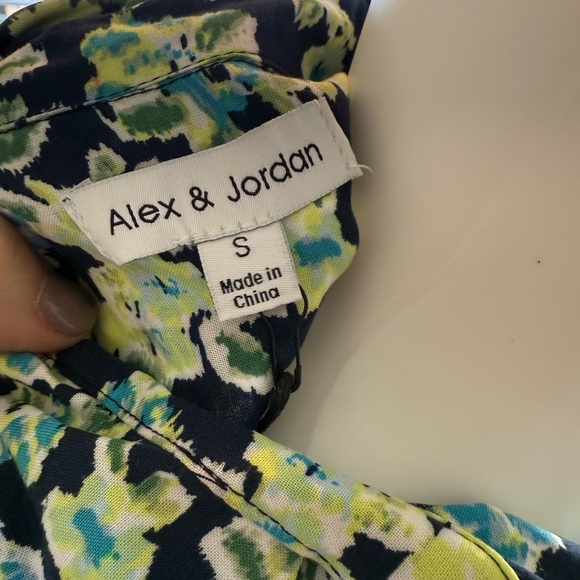 NWT Alex & Jordan 100% Rayon Floral Button-Up Shirt SM - Picture 4 of 8